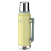 El termo Stanley Classic de 1,4 l es un termo amarillo vibrante con tapa plateada y asa gris, ideal para mantener la temperatura de tus bebidas. Presentado en posición vertical sobre un fondo blanco liso, resalta su diseño elegante.