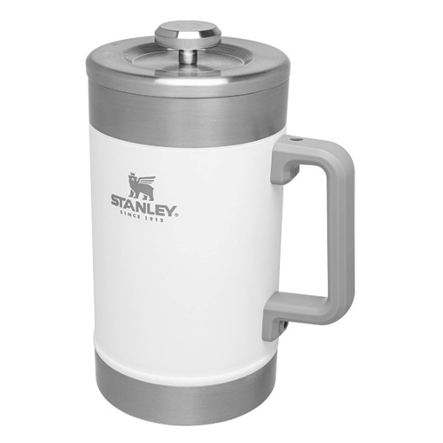 La Cafetera Stanley French Press Classic 1.4L cuenta con un diseño moderno en blanco y acero inoxidable, que incluye un asa sustancial y muestra de manera prominente el logotipo "Stanley Since 1913" en su costado.