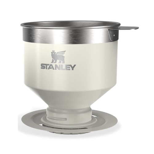 El Filtro Stanley Pour Over Café es un gotero de café de acero inoxidable que muestra el logotipo de Stanley. Tiene una parte superior ancha con un asa que se estrecha hacia una base más pequeña, lo que lo hace ideal para colocarlo sobre tazas o tazones para preparar café vertido manualmente.