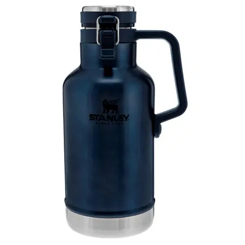 El Growler Stanley Classic de 1,9 l con aislamiento al vacío de color azul tiene un logotipo negro, un asa resistente y una tapa plateada con mecanismo de cierre. Su diseño elegante y duradero es perfecto para mantener las bebidas frías o calientes.