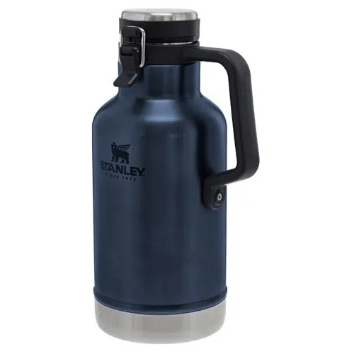 El producto es el Growler Stanley Classic 1.9L, que cuenta con un cuerpo aislado de acero inoxidable azul oscuro, un asa negra y una tapa plateada, diseñado para mantener las bebidas calientes o frías.
