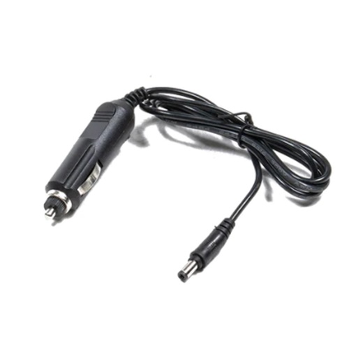 Un adaptador para encendedor de automóvil versátil de color negro con un cable en espiral y un conector de CC es ideal para conectarlo al puerto de alimentación de su vehículo. Este adaptador es excelente para cargar dispositivos o alimentar el Inflador Eléctrico Kano de 12 V/220 V de Barlovento, lo que hace que inflar neumáticos sea conveniente mientras está en movimiento.