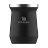 Mate Stanley Classic de 236 ml es una taza negra con una base ancha y una parte superior angosta, adornada con el icónico logotipo del león alado y el texto "Desde 1913". Su elegante diseño cuenta con un borde de acero inoxidable que muestra una elegancia y durabilidad atemporales.