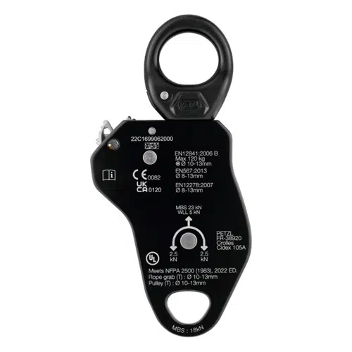 Primer plano de un dispositivo mecánico negro similar al Polea Industrial Petzl Pro Traxion, con varias certificaciones y especificaciones impresas, incluidas las normas EN y la certificación UL. Tiene un lazo de metal en la parte superior y varios componentes, probablemente utilizados como equipo de seguridad o de escalada.