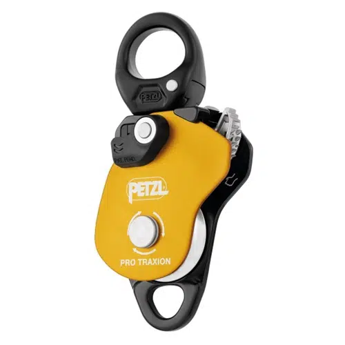 La polea industrial Petzl Pro Traxion es un sistema de poleas de color amarillo y negro perfecto para proyectos de escalada y arrastre industriales. Cuenta con una leva mecánica para sujetar la cuerda, un orificio de fijación inferior y un mecanismo de bloqueo para una mayor seguridad.