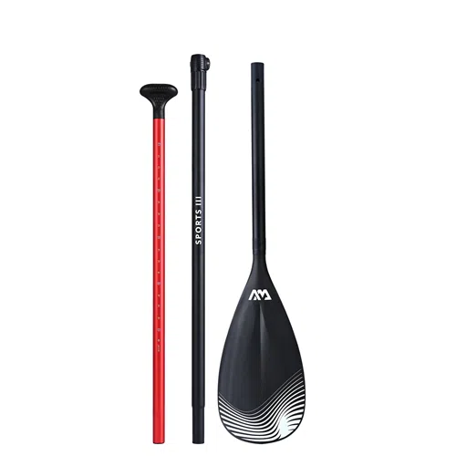 La tabla de surf de remo desmontable Remo Sport III Aqua Marina presenta un diseño llamativo. La imagen destaca un mango rojo, un eje central negro con la etiqueta "SPORTS III" y una elegante pala negra decorada con un diseño de olas y un logotipo en blanco, lo que la hace ideal para cualquier experiencia de surf de remo.