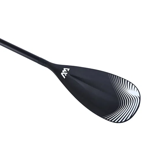 Presentamos la tabla de surf de remo desmontable Remo Sport III Aqua Marina: un elegante diseño en color negro con un patrón de rayas blancas onduladas en su pala brillante. Perfecta para practicar surf de remo, cuenta con un mango largo y delgado que combina comodidad y estilo en el agua.