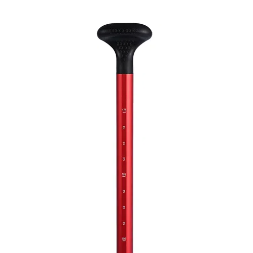 Primer plano de la parte superior de un bastón rojo con un mango ergonómico negro, que recuerda al estilo deportivo del Remo Desarmable Stand Up Paddle Sport III Aqua Marina. El bastón incluye marcas de medición en centímetros sobre un fondo blanco liso.