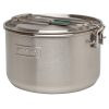 Una olla de acero inoxidable diseñada para acampar o usar al aire libre, con una tapa hermética y un asa plegable. El nombre de la marca "Stanley" está grabado en el costado y es parte del Set de Cocina Stanley Adventure Prep + Cook Set 1.5L, conocido por su diseño simple y duradero.