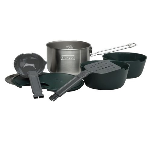 El set de cocina Stanley Adventure Prep + Cook Set de 1,5 l incluye una olla grande con asa, dos cuencos verdes, una espátula plegable, un cucharón plegable y una tapa verde. Todos los elementos están ordenados y visibles.
