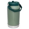 Esta Botella Stanley Classic Iceflow de 1,9 l es una espaciosa jarra térmica verde con un asa resistente y una tapa verde oscuro. Tiene un diseño cilíndrico con paredes aislantes, perfecta para mantener la temperatura de tus bebidas, ya sean frías o calientes.