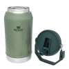 La Botella Stanley Classic Iceflow de 1,9 l, disponible en color verde, tiene forma cilíndrica y viene con una tapa desmontable equipada con un asa resistente y un pico abatible para verter fácilmente. Su diseño duradero la hace perfecta para aventuras al aire libre.