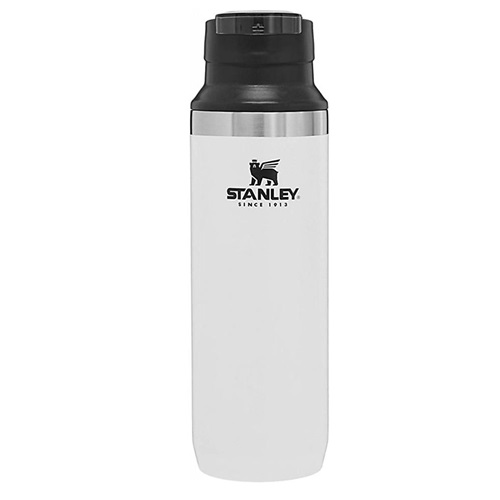 La Botella Térmica Stanley Switchback Adventure 473ml es una botella de agua térmica blanca que presenta una tapa negra, adornada con el logotipo clásico de Stanley y "Since 1913" elegantemente escrito en su cuerpo.