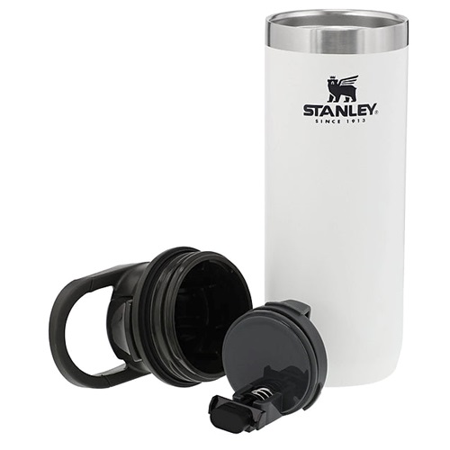 Una taza de viaje Stanley en color blanco muestra sus componentes interiores y asa en color negro una vez que se retira la tapa, con el logotipo y "Since 1913" claramente visible en la superficie de acero inoxidable, evocando el diseño de la Botella Térmica Stanley Switchback Adventure 473ml.