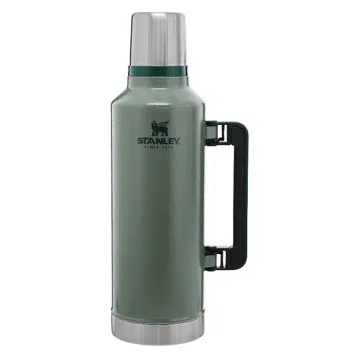 El termo Stanley Classic de 2,36 L es un termo verde con asa negra y tapa plateada, ideal tanto para bebidas frías como calientes. Presenta de forma destacada el logotipo de Stanley junto con la frase "Since 1913" en su cuerpo, combinando un diseño atemporal con una utilidad contemporánea.