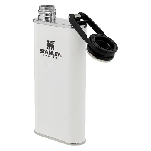 La botella Petaca Stanley Classic de 236 ml, con un elegante acabado plateado, se presenta en posición vertical con la tapa con bisagra abierta. En el frente se destaca el icónico logotipo de Stanley.