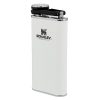 El Petaca Stanley Classic de 236 ml es un termo rectangular blanco con tapa con bisagra negra y borde plateado. Presenta de forma destacada el logotipo "STANLEY" junto con la frase "Since 1913" en letras negras en negrita.