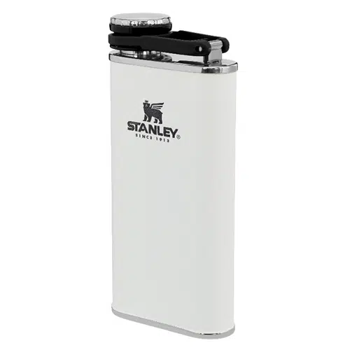 El Petaca Stanley Classic de 236 ml es un termo rectangular blanco con tapa con bisagra negra y borde plateado. Presenta de forma destacada el logotipo "STANLEY" junto con la frase "Since 1913" en letras negras en negrita.