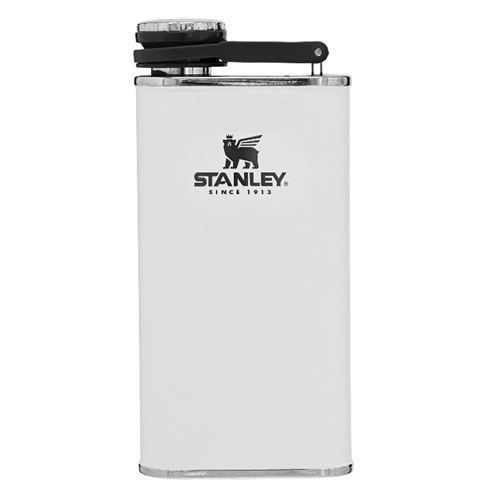 El Petaca Stanley Classic de 236 ml es un termo blanco adornado con un logotipo Stanley en negro prominente y el texto "Desde 1913". Cuenta con una tapa abatible segura unida a un brazo articulado para un fácil acceso.
