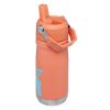 La botella térmica Stanley Flip Straw de 502 ml es una botella de agua aislada de un color naranja vibrante con una práctica pajita con tapa abatible y asa. Tiene un elegante diseño en azul claro en el lateral y una base de acero inoxidable resistente, lo que la hace ideal para mantener tus bebidas a la temperatura perfecta.