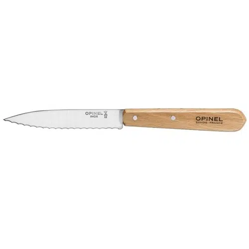 Cuchillo dentado con hoja de acero inoxidable y mango de madera con la marca "Opinel Savoie France" grabada. El Cuchillo Opinel N°113 Dentado tiene dos remaches que fijan el mango a la hoja.