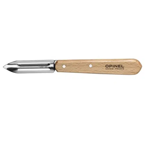 El pelador Opinel N°115 es un pelador de acero inoxidable con una hoja de doble filo y un mango de madera de color marrón claro. El mango, que lleva la marca "Opinel Savoie-France", está asegurado con dos remaches y tiene una forma algo redondeada en el extremo. Este pelador combina funcionalidad con un diseño elegante.