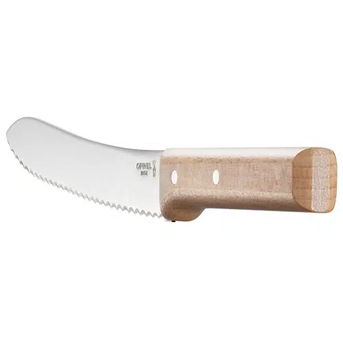 El Cuchillo Opinel N°116 de Pan Parallèle presenta un diseño de cuchillo dentado con una hoja curva y un mango de madera, elegantemente angulado para exhibir su fino filo y artesanía.