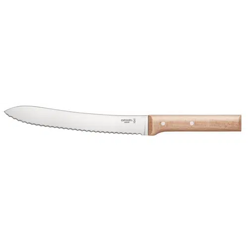 El Cuchillo Opinel N°116 de Pan Parallèle es un cuchillo dentado para pan que cuenta con una hoja de acero inoxidable y un mango de madera con dos remaches. La hoja larga y curva tiene un filo similar a una sierra, lo que la hace ideal para cortar pan. El mango de madera es suave y ofrece un agarre cómodo.