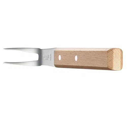 Primer plano de un tenedor de trinchar de acero inoxidable de dos puntas, similar al Tenedor Opinel N°124 Parallèle. Presenta un mango de madera clara con dos remaches visibles y una forma rectangular con bordes redondeados.