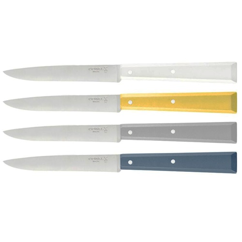 El Set de Cuchillos Opinel N°125 Bon Apettit Celeste 4 piezas se caracteriza por sus elegantes mangos rectangulares en una variedad de colores que incluyen blanco, amarillo, gris y azul. Cada cuchillo del set tiene una hoja plateada brillante y un diseño minimalista que ofrece tanto atractivo estético como practicidad.