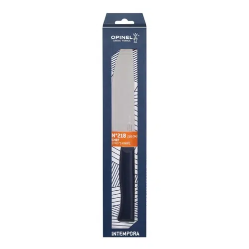 En una caja azul decorada con motivos geométricos se esconde un cuchillo de chef. El embalaje muestra de forma destacada el logotipo de Opinel y el nombre "Cuchillo Opinel N°218 Chef Intempora", que resalta su hoja de 20 cm. Complementada por un elegante mango negro, la hoja brilla en plata.