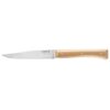 La Caja de Cuchillos Opinel Mango de Fresno Fracette 4pc cuenta con un mango de madera finamente elaborado como madera de fresno, asegurado con tres remaches en su hoja de acero inoxidable, combinando funcionalidad y estilo para cualquier cocina.