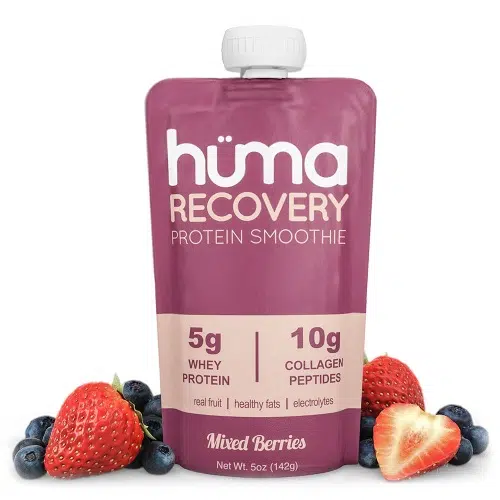 Una bolsa morada de Gel Energético Hüma Recovery Smoothies Mixed Berries, etiquetada como "RECOVERY" con "5 g de proteína de suero" y "10 g de péptidos de colágeno", ofrece una sabrosa combinación de fresas, arándanos, moras y frambuesas. Este batido de 5 oz (144 g) es muy nutritivo.