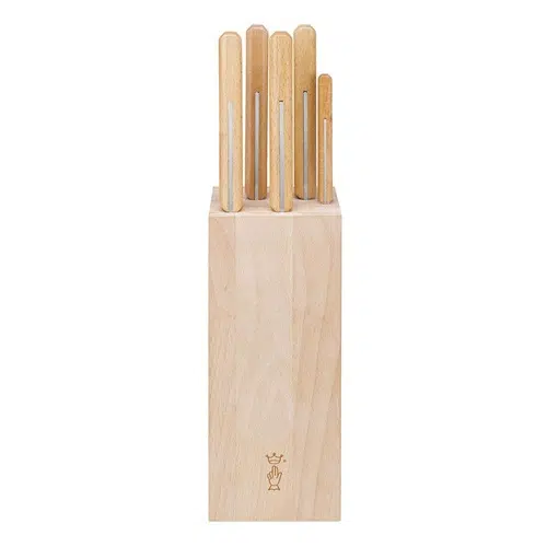 Un bloque de cuchillos de madera con varios cuchillos Opinel Parallèle del Set Taco Opinel 5 Cuchillos de Cocina Parallèle insertados. El bloque es alto y rectangular, y presenta un pequeño emblema cerca de la parte inferior. Los mangos de madera de color claro del juego combinan perfectamente con el bloque, creando un elegante elemento básico de cocina.