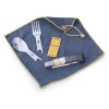 Un compacto juego de utensilios para acampar Opinel para Picnic Monbento de 5 piezas presentado en un paño azul oscuro con borde amarillo. El juego incluye una versátil herramienta combinada de cuchara y tenedor, un minicuchillo, un pequeño tubo y está cuidadosamente empaquetado en una bolsa rectangular amarilla. El paño cuenta con un cordón adjunto para mayor comodidad.