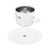 La taza Stanley Cappuccino Daybreak con Plato, de 192 ml, presenta una taza blanca con un asa pequeña y un elegante interior plateado. Decorada con un elegante diseño de grifo, viene acompañada de un platillo a juego que refleja este motivo.