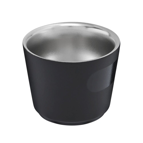 La taza Stanley Espresso Daybreak de 65 ml, con un interior plateado brillante y un diseño elegante, se presenta con elegancia sobre un fondo blanco.