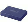 La caja rectangular de color azul oscuro, etiquetada con "Opinel Savoie France" y un símbolo de una mano en blanco en la tapa, alberga elegantemente la Navaja Opinel N°8 Mango de Abedul Laminado, elaborada con un material texturizado para una presentación elegante.