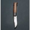 La Navaja Opinel N°8 Mango de Abedul Laminado, con mango de madera pulida y hoja de acero inoxidable, se presenta elegantemente sobre un fondo gris oscuro.