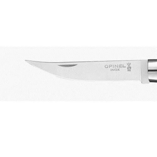 El primer plano resalta la elegante y brillante hoja del Cuchillo Opinel Slim Afilado de Haya, elegantemente grabada con "Opinel Inox". Su filo afilado promete precisión y estilo.