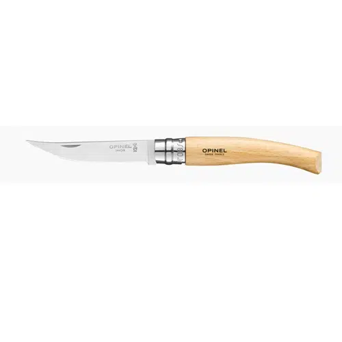 Se muestra un cuchillo Opinel Slim Afilado de Haya con mango de madera y hoja de acero inoxidable. La hoja tiene una ligera curva y el mango de color tostado claro muestra con orgullo el nombre de la marca "Opinel" impreso en negro.