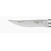 Primer plano de una hoja de cuchillo de acero inoxidable brillante con una ligera curva cerca de la punta. La hoja de Cuchillo Opinel presenta un logotipo y un texto grabados que muestran la marca y el modelo. El mango, elaborado con madera de padouk, es parcialmente visible en el lado derecho.