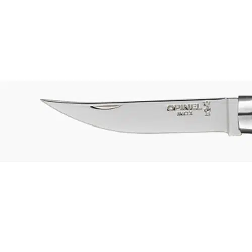 Primer plano de una hoja de cuchillo de acero inoxidable brillante con una ligera curva cerca de la punta. La hoja de Cuchillo Opinel presenta un logotipo y un texto grabados que muestran la marca y el modelo. El mango, elaborado con madera de padouk, es parcialmente visible en el lado derecho.