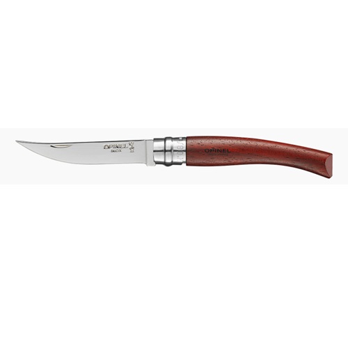 Presentamos el Cuchillo Opinel Slim, un cuchillo plegable con mango de madera de padouk pulido y hoja de acero inoxidable brillante y afilada. La hoja es ligeramente curva y el mango cuenta con un mecanismo de bloqueo giratorio. El nombre de la marca está elegantemente grabado tanto en la hoja como en el mango.