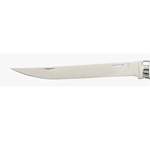 Primer plano de una hoja delgada y plateada de Cuchillo Opinel sobre un fondo blanco. La hoja brillante refleja la luz y muestra un diseño simple y elegante con un borde ligeramente curvado. El mango está elaborado con madera de padouk, parcialmente visible en el borde derecho.