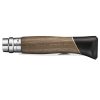 El Cuchillo Opinel N°8 Atelier presenta un mango de madera con vetas de madera natural y un diseño ergonómico, complementado con un collar de acero inoxidable y un anillo de seguridad giratorio, todo sobre un fondo blanco liso para resaltar su elegancia atemporal.