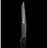 El Cuchillo Opinel N°8 Atelier presenta un mango de madera refinado que se combina a la perfección con una elegante hoja de metal, bellamente diseñada sobre un fondo oscuro. Su hoja parcialmente abierta y los detalles metálicos cerca de la bisagra enfatizan su excepcional artesanía.