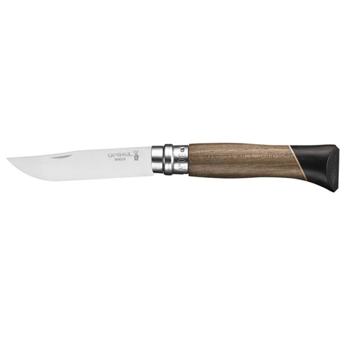 El Cuchillo Opinel N°8 Atelier es un cuchillo plegable con hoja de acero inoxidable y mango de madera. La hoja está parcialmente extendida y el mango incluye un collar de metal para garantizar un bloqueo seguro.