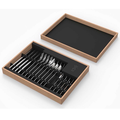 Juego de Cubiertos Opinel Colección Perpétue 16 piezas, un juego que incluye cuchillos, tenedores y cucharas, está ordenado en filas dentro de un interior negro. Los cubiertos vienen en una caja de cartón con una tapa desmontable colocada al lado sobre una superficie blanca.