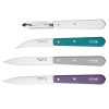 El juego de cuchillos Opinel Les Essentiels Art Deco de 4 piezas incluye un pelador con mango blanco y tres cuchillos con mangos en verde azulado, gris y morado. Cada cuchillo tiene un estilo de hoja distinto, lo que lo hace ideal para diversas tareas culinarias.